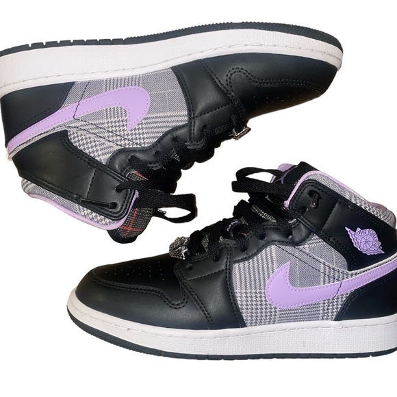 Nike Air Jordan 1 mid black/lilac/white LIKE NEW in BOX! Woman’s size 7. Kid 5.5 - Picture 1 of 10